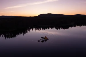 Glampingflotte på Vindelälven i solnedgång